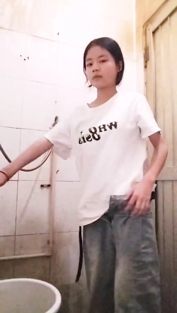 土豪重金定制福利技校读书的邻居家清纯小妹妹厕所沐浴全程外加拉屎诱人一线天自慰淫叫