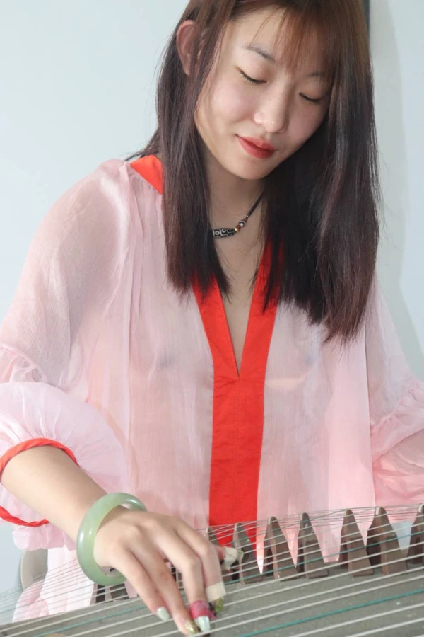 某古筝培训班的女老师不小心把发给男友的视频发到培训班群