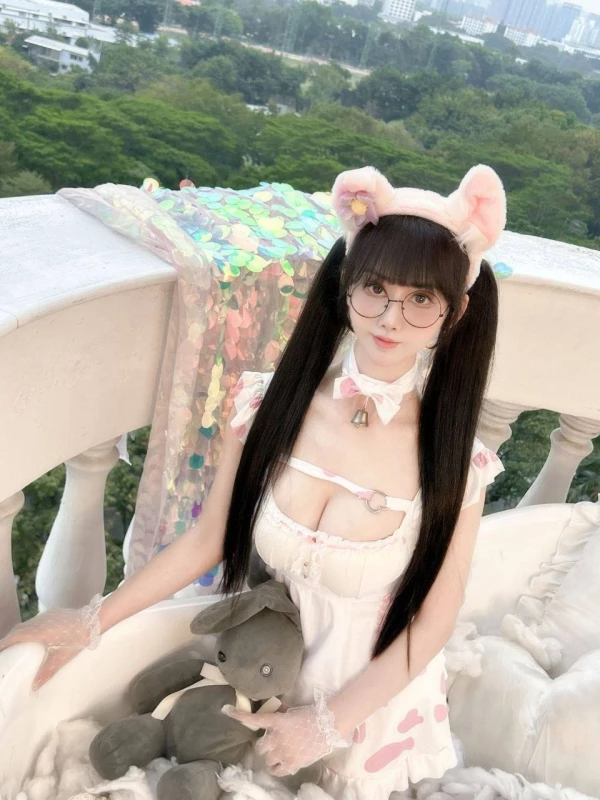 推特可欲可甜COS嫩妹上海深圳美少女吸酱-线下可约各种自拍