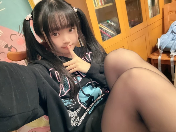 萝莉COSER神沢永莉-年纪不大毛不少[5vnp3.7g]