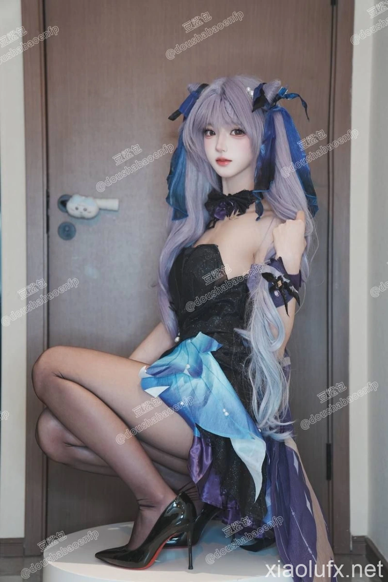 豆鲨包-逼脸同框裸舞紫薇被金主按在镜子前后入啪啪[46V1.02GB]