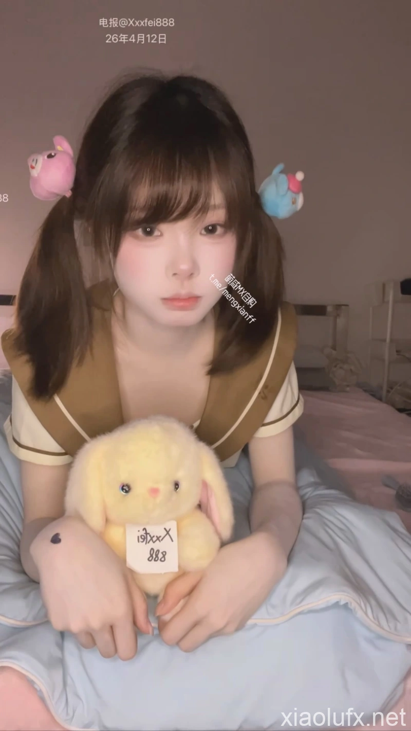 辞宝 露脸新作肉丝美腿伸展撩人，金主紧贴她腿间亲热，干得辞宝紧咬兔兔玩具[2V 517MB]